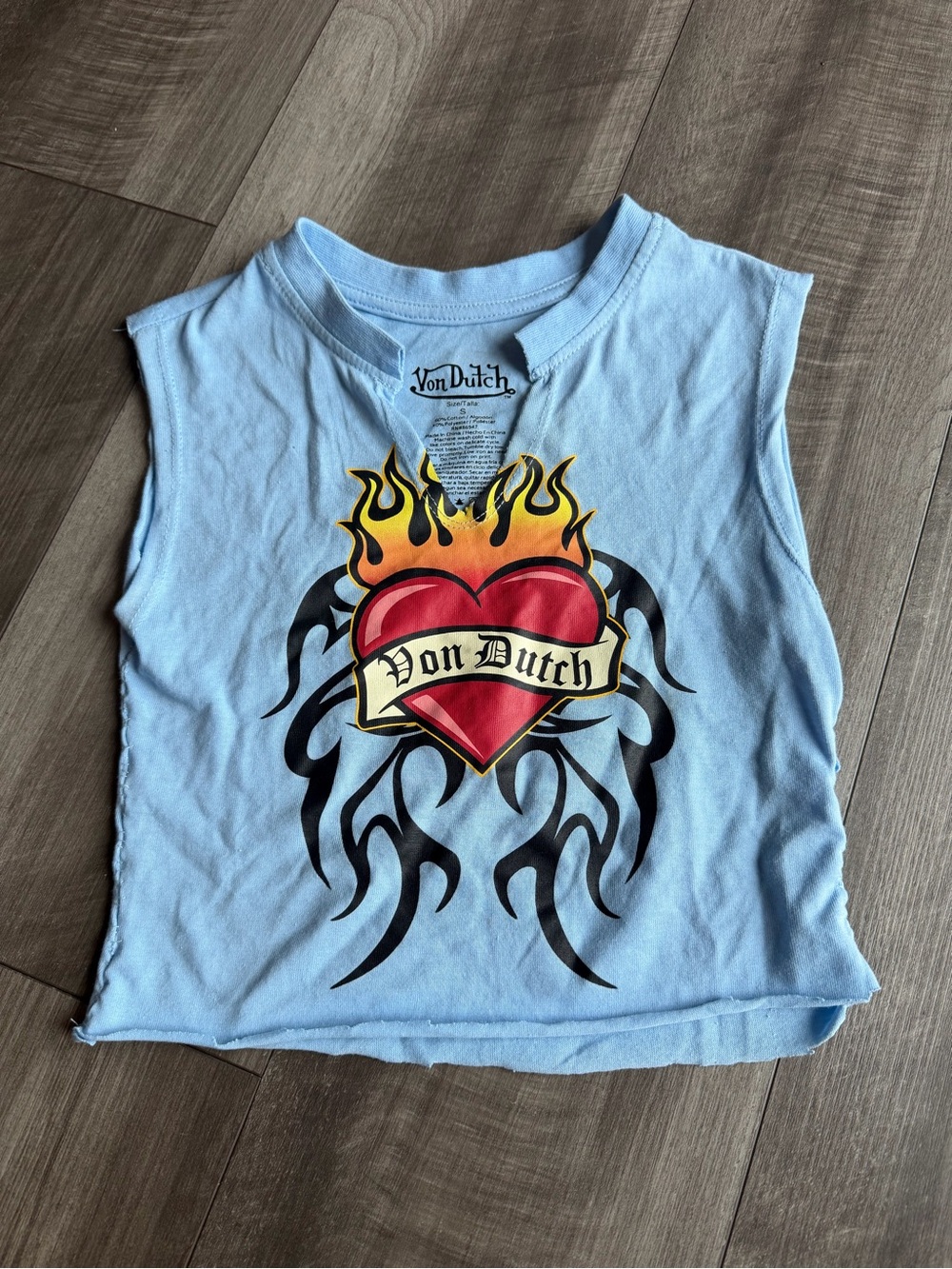Von Dutch Women’s Light Blue Flaming Hearts Cropped Muscle Tee Sz S Notch Neck